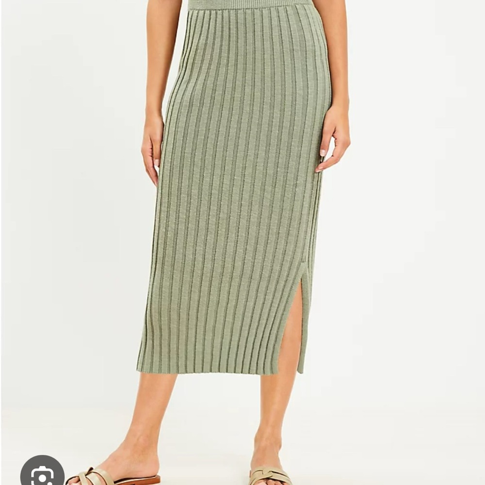 Elegant Green Ribbed Midi Skirt